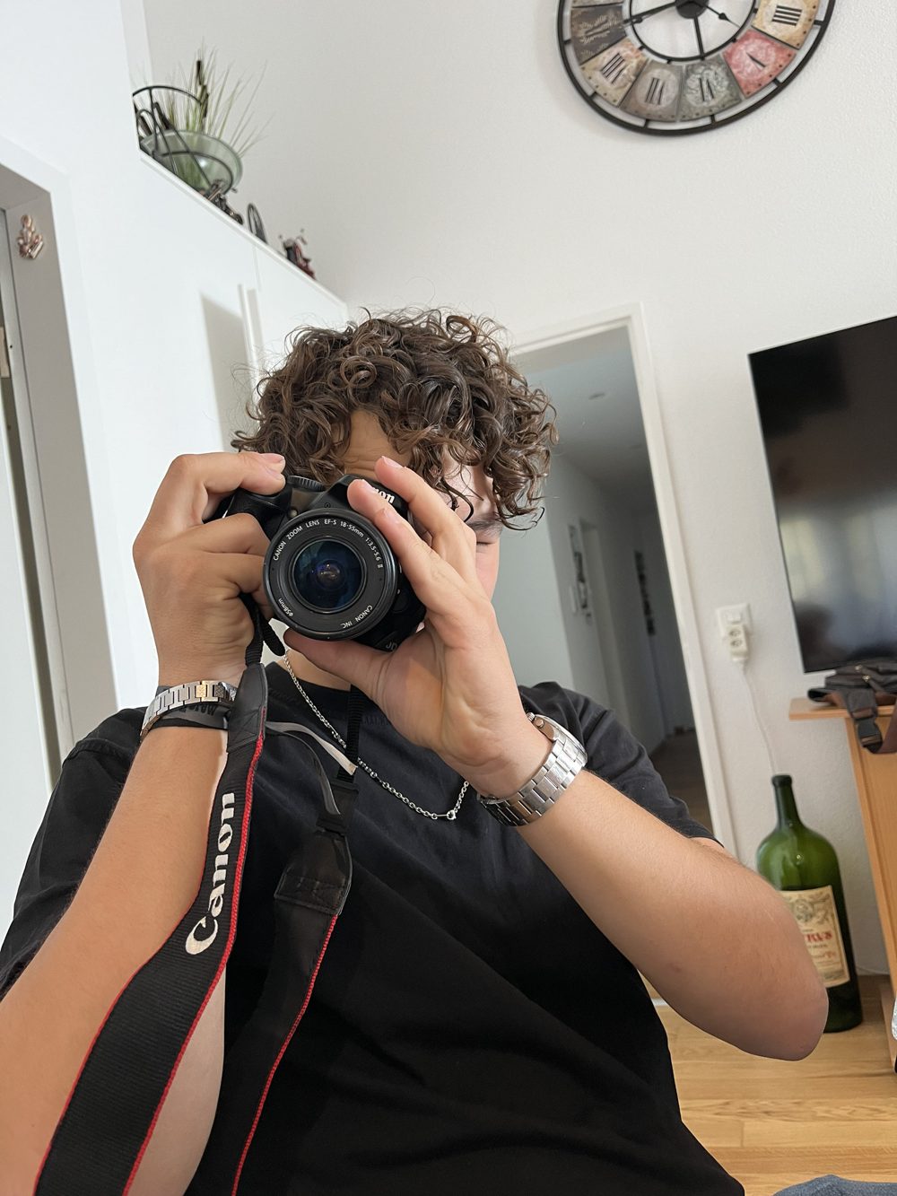 Leon Apolloni mit seiner Canon-Kamera